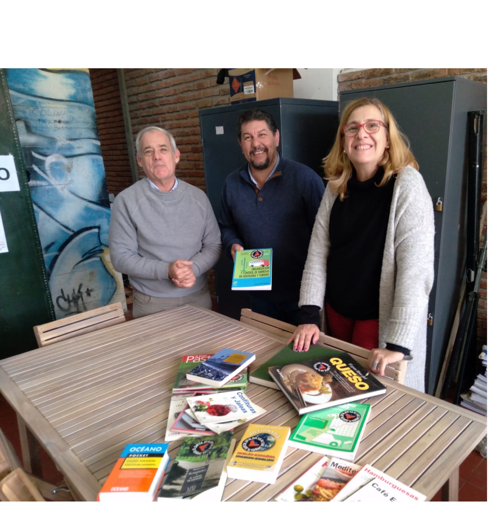 Ministerio de Turismo donó libros técnicos a la Escuela Técnica de Solymar Norte